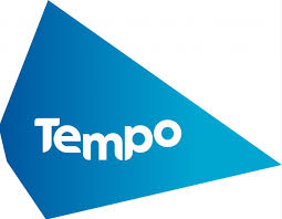 Logo Tempo. Ysgrifen gwyn ar gefndir glas siap tebyg i driongl
